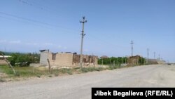 Сгоревшие дома в селе Максат на границе с Таджикистаном. 2 мая 2021 года. 