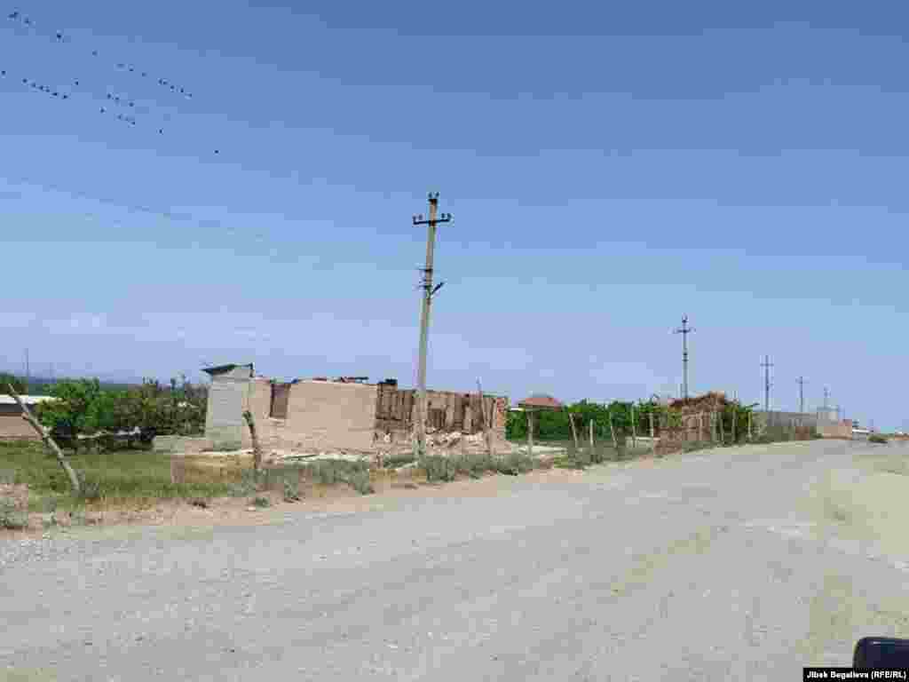 Улица в селе Максат, которое является одним из наиболее удаленных поселений в Кыргызстане.&nbsp;