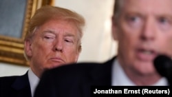 Дональд Трамп (позаду) і торговельний представник США Роберт Лайтгайзер, архівне фото