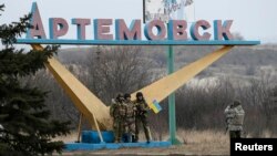 Українські військовослужбовці на в'їзді до міста Артемівськ, яке незабаром офіційно перейменують у Бахмут. Березень 2015 року