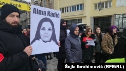 Nekoliko desetina građana na protestu u Sarajevu nakon presude Vrhovnog suda FBiH kojom je smanjena kazna Eldinu Hodžiću koji je ubio suprugu Almu Kadić, Sarajevo, 25. decembar 2024.