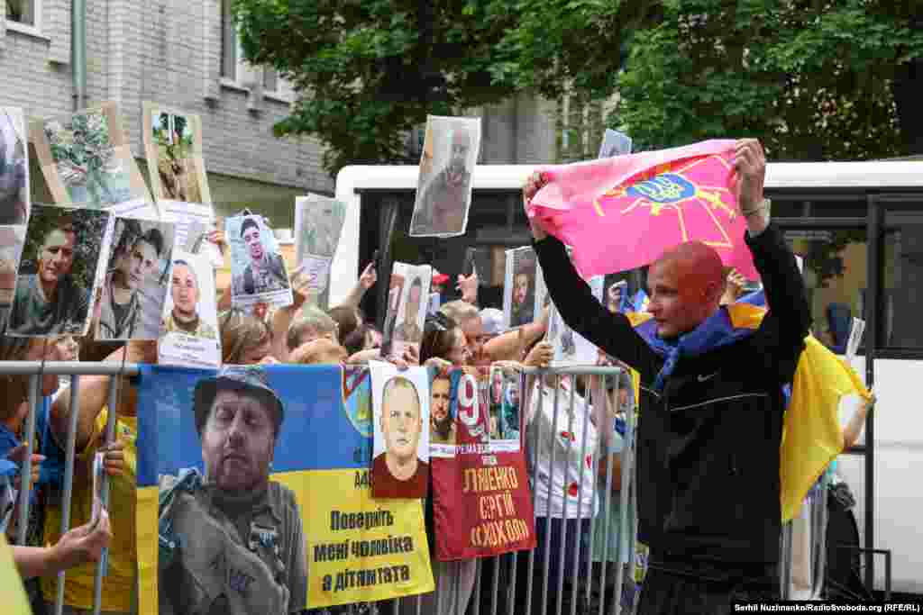 Звільнений з полону РФ український військовий.Заступник голови Координаційного штабу Андрій Юсов розповів кореспонденту Радіо Свобода, що серед тих, хто повернувся сьогодні, є і важкопоранені бійці, і молоді захисники віком до 25 років. «Окрім рядового сержантського складу, вдалося визволити і офіцерів», – додав він