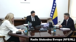 Članovi Predsjedništva BiH Željka Cvijanović, Denis Bećirović (u sredini) i Željko Komšić na sjednici u Sarajevu, 21. 11. 2024.