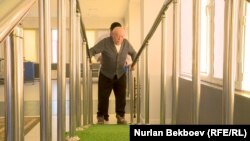 Ардагер дипломат Асанбек Осмоналиев ден соолугун калыбына келтирүүдө.