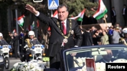 Тажик президенти Эмомали Рахмонду 2007-жылга чейин "Эмомали Шарифович Рахмонов" деп билишчү.