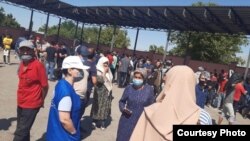 Граждане Таджикистана на пограничном пункте пропуска "Жибек Жолы" на юге Казахстана