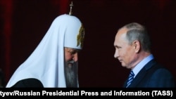 Президент РФ Владимир Путин приветствует патриарха Кирилла с 70-летием в Москве. Россия, 22 ноября 2016 года