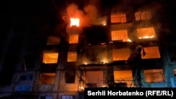 O clădire rezidențială din Dobropilia, Ucraina, în flăcări după atacul rușilor din seara de 7 martie. 