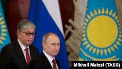 Қазақстан президенті Қасым-Жомарт Тоқаев (сол жақта) және Ресей президенті Владимир Путин Кремльдегі кездесуден соң болған баспасөз мәслихаты кезінде. 3 сәуір, 2019 жыл.