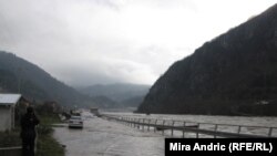 Drina poplavila saobraćajnicu