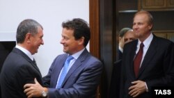 Вице-премьер И.Сечин (слева) приветствует уходящего главу ВР Т.Хейворда. Новый глава ВР Р.Дадли на заднем плане