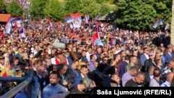 Više hiljada vjernika je takođe prisustvovalo ustoličenju, a među okupljenima su dominirale zastave trobojke i državne zastave Republike Srbije