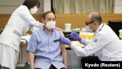 Jošihide Suga primio je prvi dozu vakcine Pfizer-BioNtech, Tokio (16. mart)