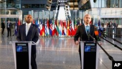 Министр иностранных дел Великобритании Дэвид Лемми (слева) и его французский коллега Жан-Ноэлем Барро