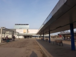 Порожній автовокзал «Варшава-Захід». Донедавна там були десятки українських автобусів