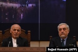 Asraf Gáni afgán elnök (bal oldalt) és Abdullah Abdullah, a Nemzeti Megbékélés Főtanácsának elnöke részt vesz a Közös Koordinációs és Monitoring Tanács ülésén az afgán elnöki palotában, Kabulban, 2021. július 28-án