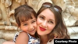 Мария Ковалева қызы Викториямен бірге.