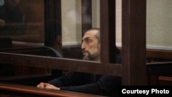 გიორგი ახობაძე სასამართლო დარბაზში, 2025 წლის 8 აპრილი. კანონის ახალი მოთხოვნებით, სასამართლოს შენობაში ფოტოს და ვიდეოს გადაღება, აუდიოს ჩაწერა აკრძალულია. 