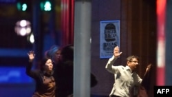 Taoci trče nakon izlaska iz zgrade