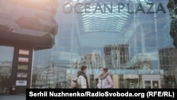 25 березня Кабінет міністрів продовжив карантин до 24 квітня. Протягом цього часу не працюватимуть ТРЦ, розважальні заклади та метро