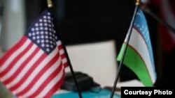 АКШ менен Өзбекстандын желектери