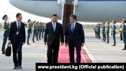 Керівник Китаю Сі Цзіньпін (у центрі зліва), якого під час державного візиту до Киргизстану зустрічає президент крани Сооронбай Жеенбеков (п), 2019 рік