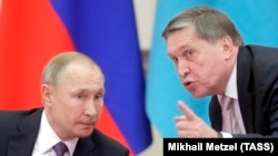 Президент России Владимир Путин (слева) и его помощник Юрий Ушаков
