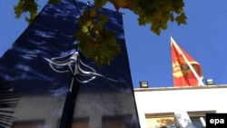 Zastava NATO-a i Crne Gore na zgradi Skupštine Crne Gore, Podgorica, decembar 2015.