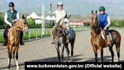 Президент Туркменистана Гурбангулы Бердымухамедов (в центре) на конной прогулке с сыном Сердаром (слева) и внуком Керимгулы (справа)    