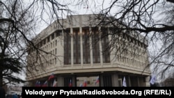 Крым автономиялык аймагынын парламентинин имаратын орусиячыл куралчандар тороп турушат. 28.2.2014.