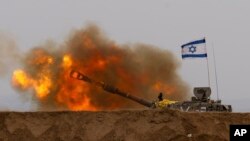 Artileria izraelite duke e bombarduar Rripin e Gazës nga jugu i Izraelit, 21 dhjetor 2023.