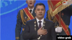 Садыр Жапаров ант берүү учурунда. 