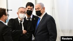 بنیامین نتانیاهو، نخست‌وزیر اسرائیل همراه با وکلایش در جلسه دادگاه