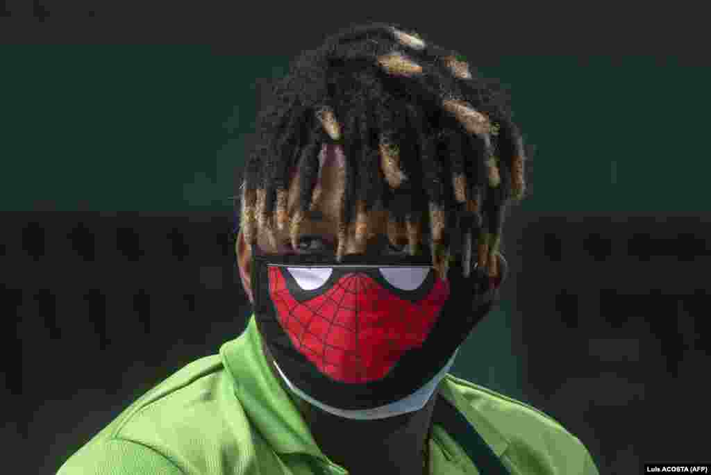 Волонтер им доставува храна на семејствата со ниски приходи во градот Панама на 1 април.