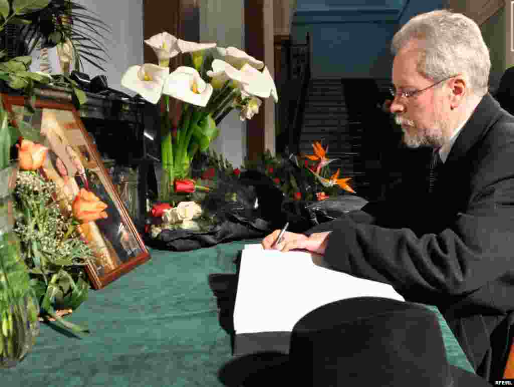 ჩეხეთის რესპუბლიკის ელჩი საქართველოში, იან იესტრაბი. - თბილისში, მოსწავლე ახალგაზრდობის სასახლეში, პოლონელი ხალხისადმი სამძიმრის გამოსათქმელად რიგითი მოქალაქეები, მთავრობის, პარლამენტის და პოლიტიკური პარტიების წევრები და დიპლომატიური კორპუსის წარმომადგენლები მივიდნენ.