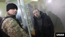 Геннадій Корбан (п) під час засідання Новозаводського районного суду Чернігова щодо обрання запобіжного заходу, 2 листопада 2015 року