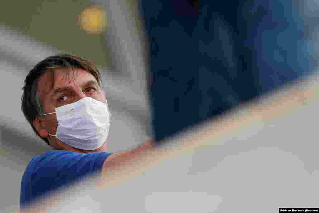 Тим часом в країні, через стрімке зростання кількості хворих, посилився тиск на президента Жаїра Болсонару, який відкидає небезпеку коронавірусу. За місяць бразильский уряд змінив вже другого міністра охорони здоров&#39;я