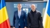 Міністр оборони України Денис Шмигаль (праворуч) та його румунський колега Іонуца Моштяну під час візиту до України, Київ, 25 серпня 2025 року 