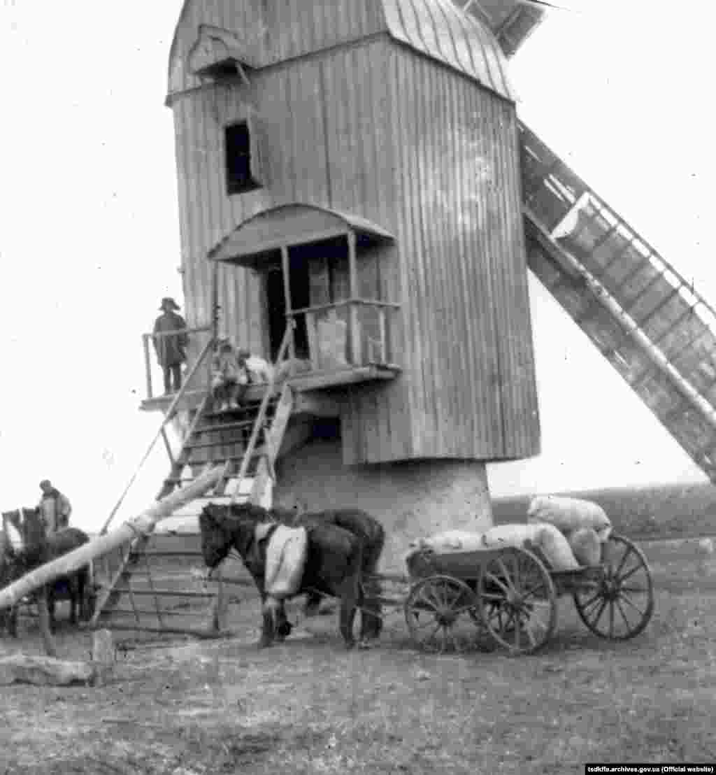 Вітряний млин у селі Удачне Червоноармійського району Донецької області, 1930-і роки
