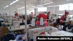 Жалал-Абаддагы беткап чыгарган тигүү цехи. 