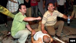 Перша допомога постраждалому від одного з вибухів у Стамбулі, 27 липня 2008