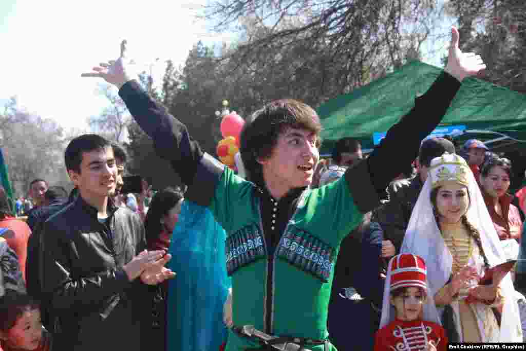 Карачай улутундагы жигит бийлөөдө.&nbsp;