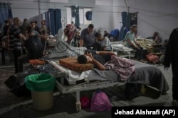 Një depo e ndërtuar në oborrin e spitalit Shifa, e stërmbushur me pacientë. Ndërtesa karakterizohet nga ajrosja e dobët, temperaturat e larta, kushtet josanitare dhe pushtimi nga insektet.