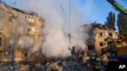 Deși neagă permanent, Rusia țintește în atacurile sale infrastructura civilă. Pompierii ucraineni sting incendiul într-o clădire după un atac cu rachete rusești la Kiev, Ucraina - 28 august 2025 