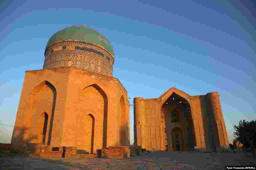 После айт-намаза верующие отправились в мавзолей Ходжи Ахмеда Яссауи, который сегодня открыт для всех желающих.&nbsp;