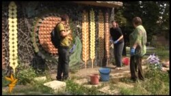 У Донецьку миють мозаїки українських художників, що терміново потребують реставрації