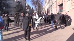 Civilek, köztük külföldiek jelentkeznek Kijev védelmére