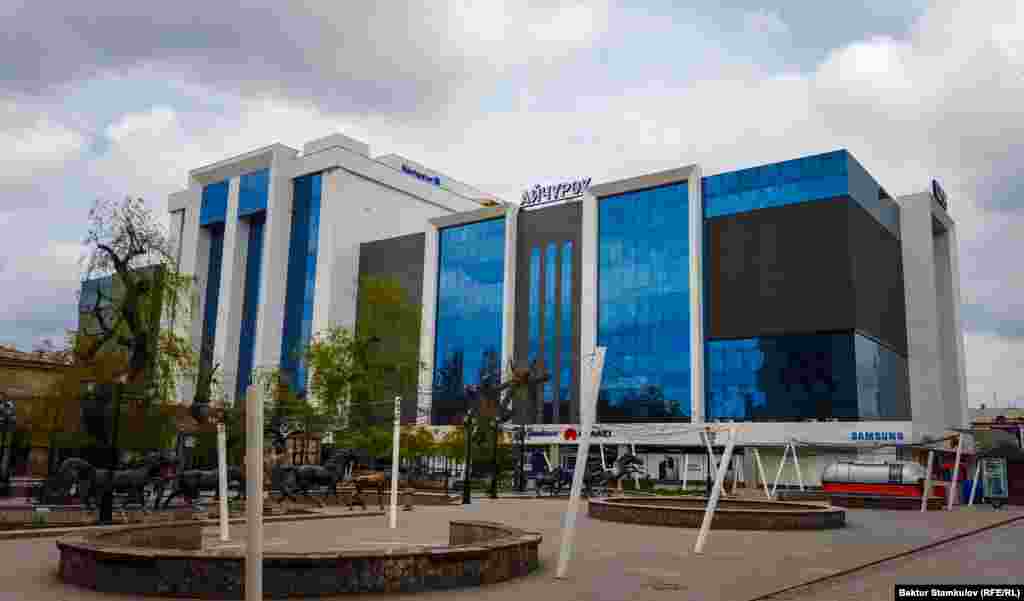 Шаардагы айтылуу &quot;Айчүрөк&quot; соода борбору.&nbsp;