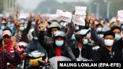 М'янма: десятки тисяч людей вийшли на протест проти військового перевороту (фоторепортаж)