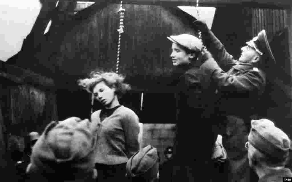 Ofițerii și soldații germani se pregătesc să-i execute pe Maria Bruskina și Vladimir Shcherbatsevich, membri ai rezistenței antinaziste de la Minsk în octombrie 1941. La scurt timp după arestarea lui Bruskina, adolescenta evreică i-a scris mamei sale: &bdquo;Vă jur că nu veți mai avea neplăceri din cauza mea. Dacă puteți, vă rog să-mi trimiteți rochia, bluza verde și șosetele albe. Vreau să fiu îmbrăcată decent când plec de aici &quot;